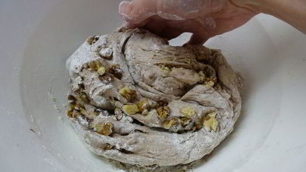 Рецепт французского хлеба на красном вине, с орехами и изюмом