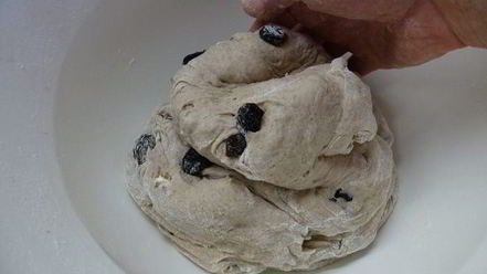 Рецепт французского хлеба на красном вине, с орехами и изюмом