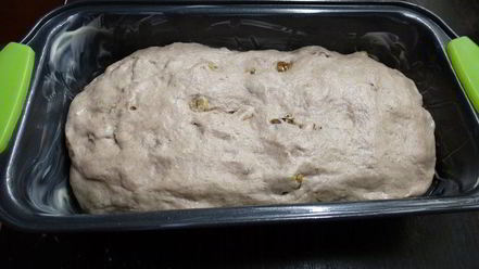 Рецепт французского хлеба на красном вине, с орехами и изюмом