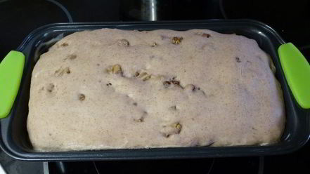 Рецепт французского хлеба на красном вине, с орехами и изюмом