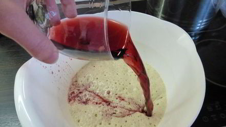 Рецепт французского хлеба на красном вине, с орехами и изюмом