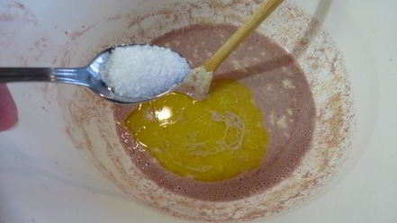 Рецепт французского хлеба на красном вине, с орехами и изюмом