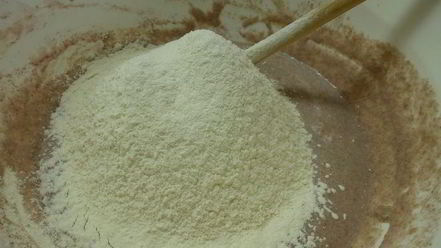 Рецепт французского хлеба на красном вине, с орехами и изюмом