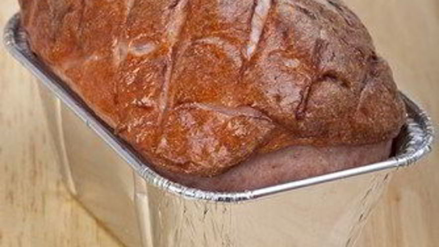 Рецепт французского мясного хлеба с черносливом и фисташками