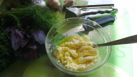 Рецепт хлеба с травами и чесноком