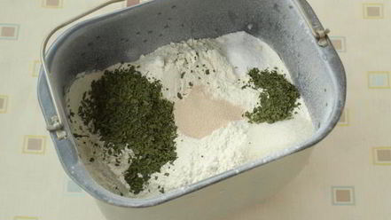 Рецепт пшеничного хлеба с сушеной петрушкой в хлебопечке