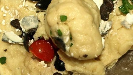 Рецепт сырного хлеба с маслинами и помидорами черри