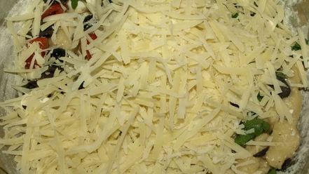 Рецепт сырного хлеба с маслинами и помидорами черри