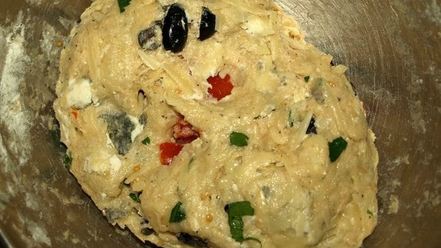 Рецепт сырного хлеба с маслинами и помидорами черри