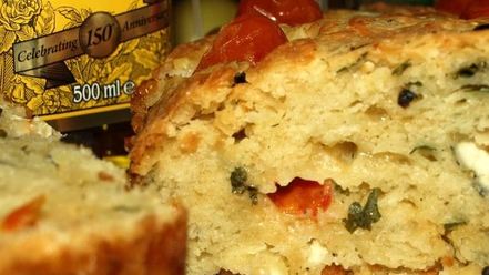 Рецепт сырного хлеба с маслинами и помидорами черри