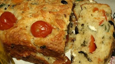 Рецепт сырного хлеба с маслинами и помидорами черри