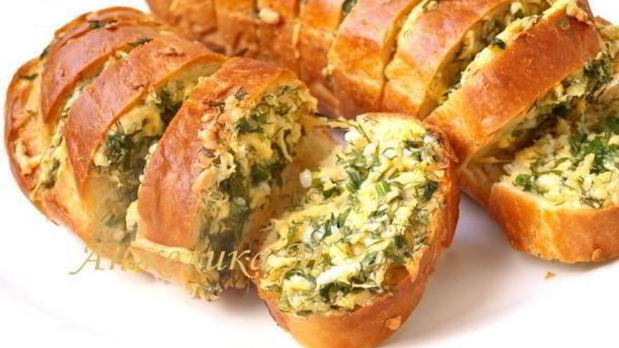 Рецепт запеченного батона с сыром и чесноком