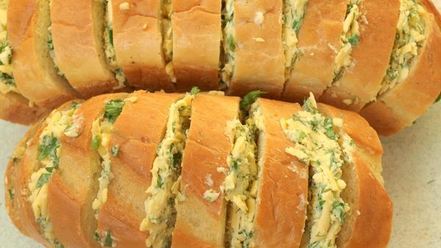 Рецепт запеченного батона с сыром и чесноком