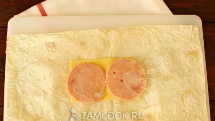 Рецепт конвертиков из лаваша с сыром и ветчиной
