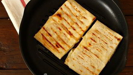 Рецепт конвертиков из лаваша с сыром и ветчиной