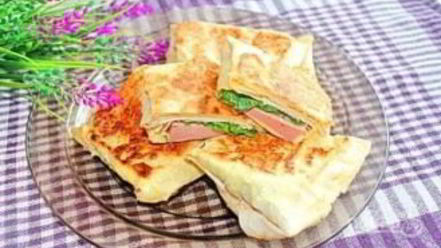 Рецепт конвертиков из лаваша с ветчиной