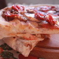 Фокачча с помидорами и анчоусами