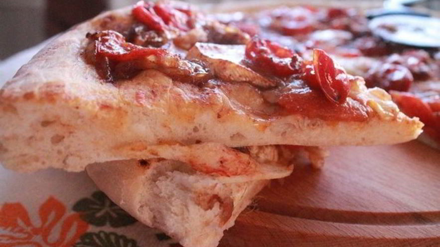 Рецепт фокаччи с помидорами и анчоусами