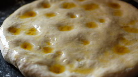 Рецепт фокаччи с сыром и базиликом