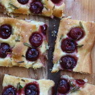 Рецепт Фокаччи с вишней и розмарином