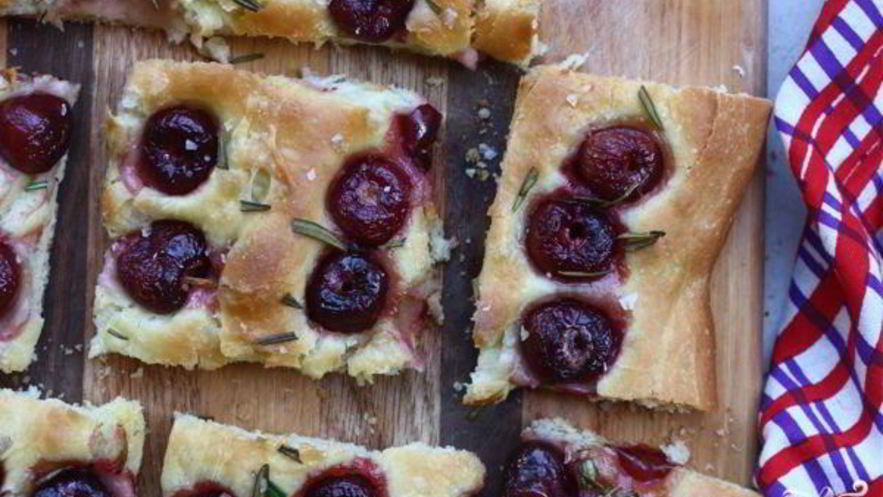Рецепт фокаччи с вишней и розмарином