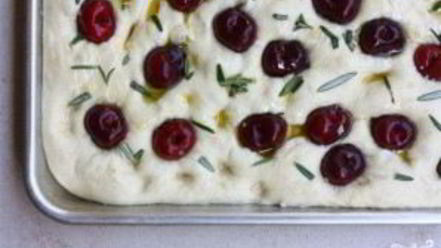 Рецепт фокаччи с вишней и розмарином