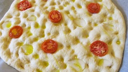 Рецепт картофельной фокаччи с томатами и чесноком