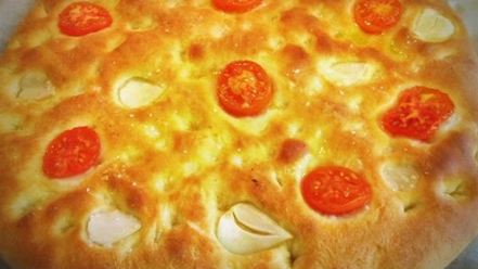 Рецепт картофельной фокаччи с томатами и чесноком