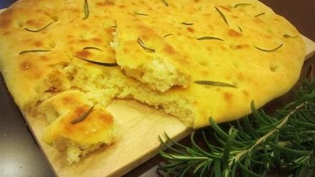 Рецепт картофельной фокаччи с томатами и чесноком