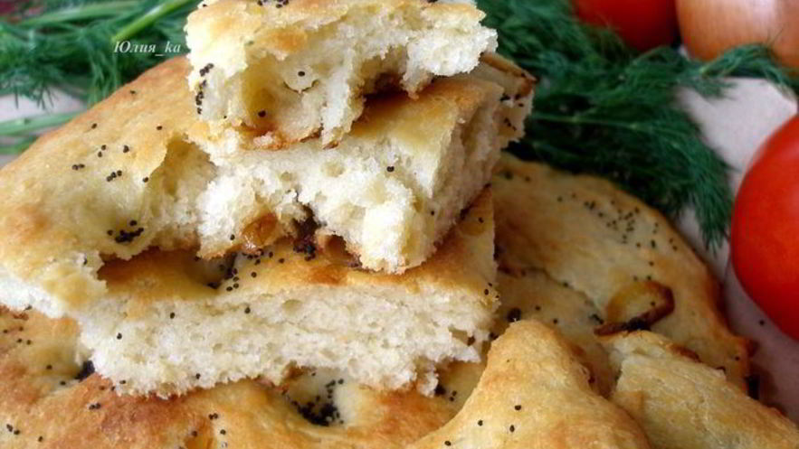 Рецепт картофельной фокаччи с жареным луком и маком