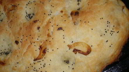 Рецепт картофельной фокаччи с жареным луком и маком