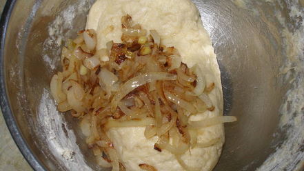 Рецепт картофельной фокаччи с жареным луком и маком