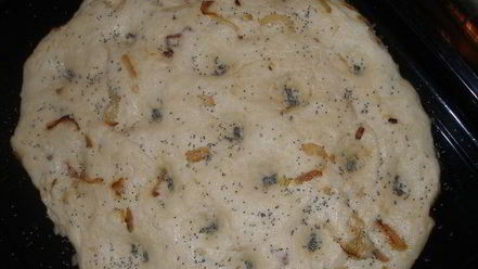 Рецепт картофельной фокаччи с жареным луком и маком