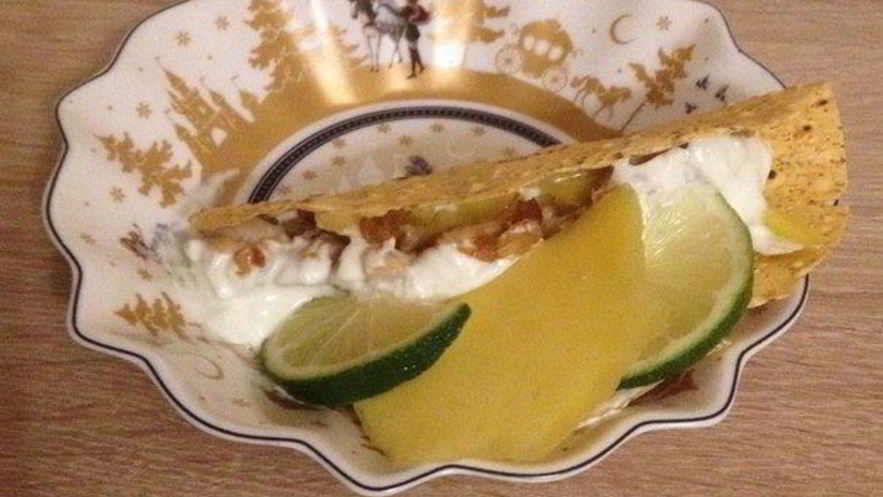 Рецепт кусочков курицы в индийской лепешке с манго и лаймовой заправкой