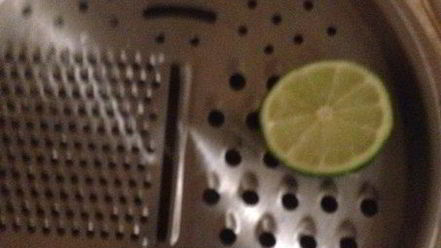 Рецепт кусочков курицы в индийской лепешке с манго и лаймовой заправкой