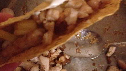 Рецепт кусочков курицы в индийской лепешке с манго и лаймовой заправкой