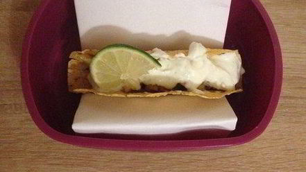 Рецепт кусочков курицы в индийской лепешке с манго и лаймовой заправкой