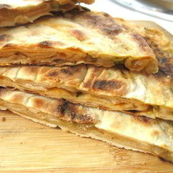 Рецепт Лепешки с оливками, луком и томатным соусом