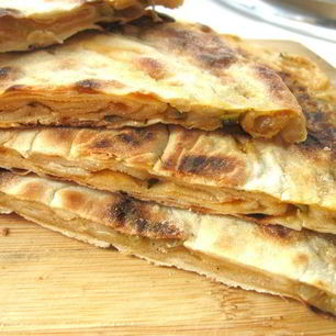 Рецепт Лепешки с оливками, луком и томатным соусом