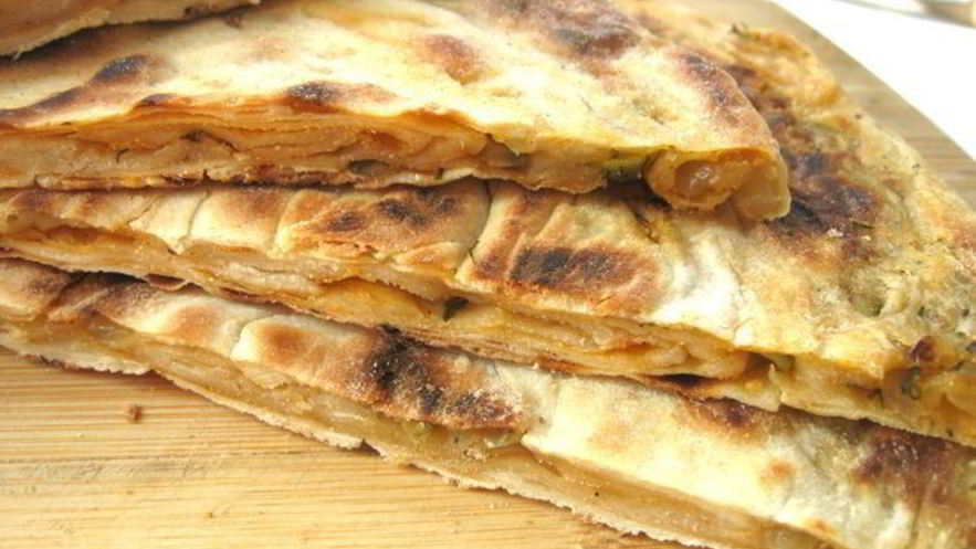 Рецепт лепешки с оливками, луком и томатным соусом