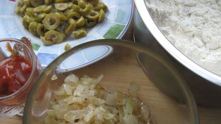 Рецепт лепешки с оливками, луком и томатным соусом