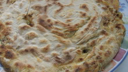 Рецепт лепешки с оливками, луком и томатным соусом