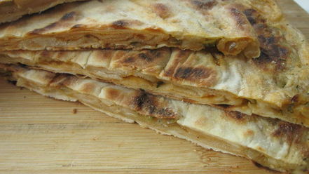 Рецепт лепешки с оливками, луком и томатным соусом