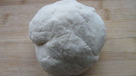 Рецепт лепешки с оливками, луком и томатным соусом