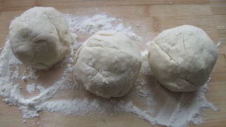 Рецепт лепешки с оливками, луком и томатным соусом