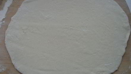 Рецепт лепешки с оливками, луком и томатным соусом