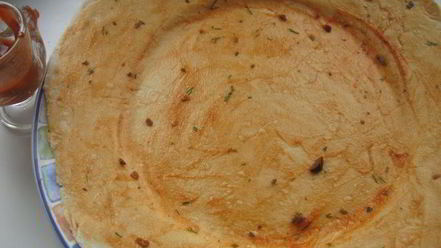Рецепт лепешки с оливками, луком и томатным соусом