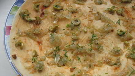 Рецепт лепешки с оливками, луком и томатным соусом