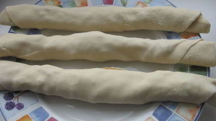 Рецепт лепешки с оливками, луком и томатным соусом