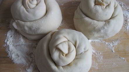 Рецепт лепешки с оливками, луком и томатным соусом